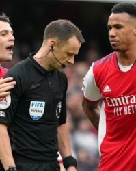 开云体育官网-三重打击注定枪手被逆转 球迷：裁判该穿曼城球衣！