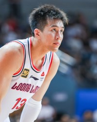 kaiyun-媒体人：突破中膝盖一软多为交叉韧带撕裂 盼郭艾伦只是虚惊一场